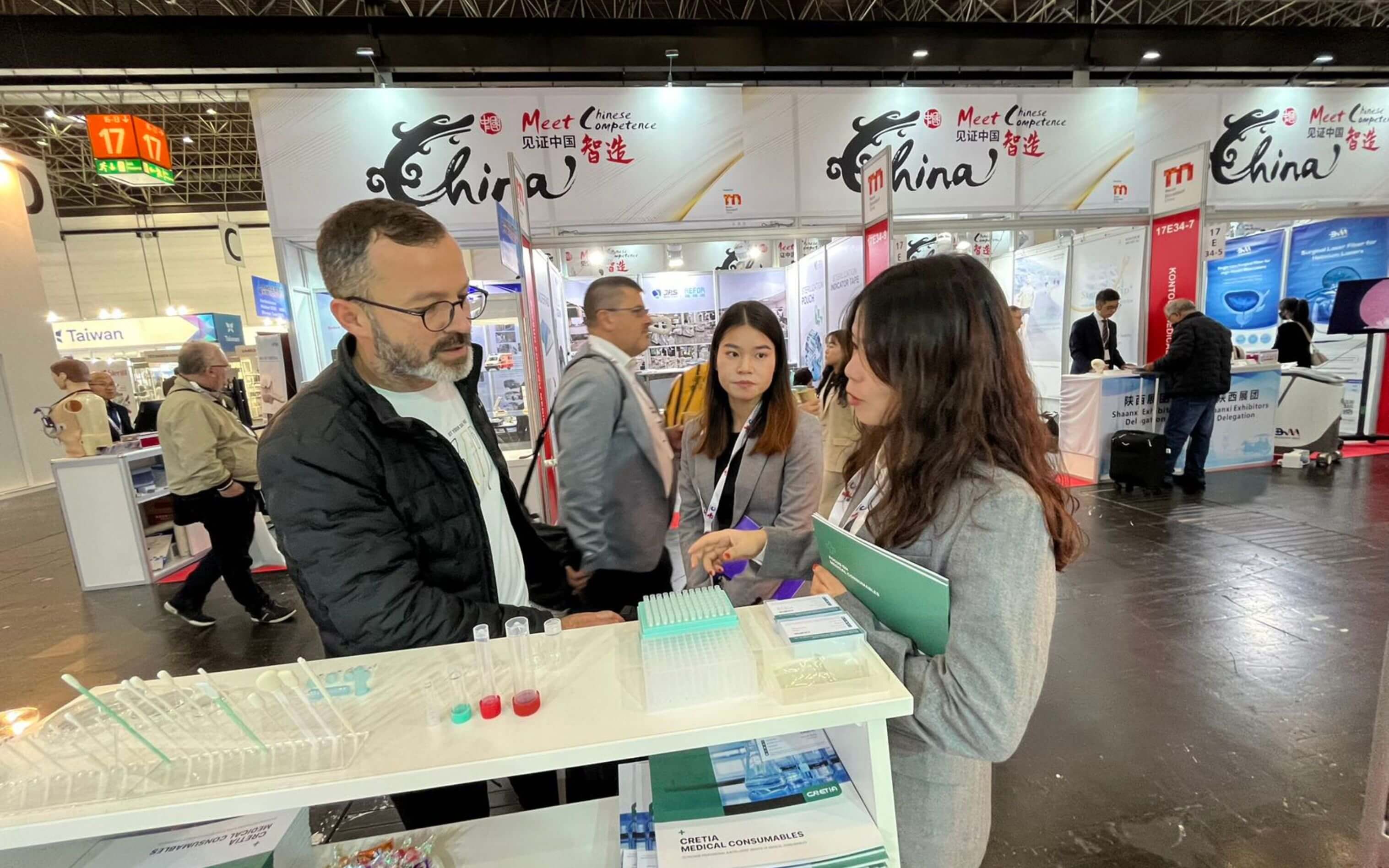 麦瑞科林销售团队正在回答客户咨询