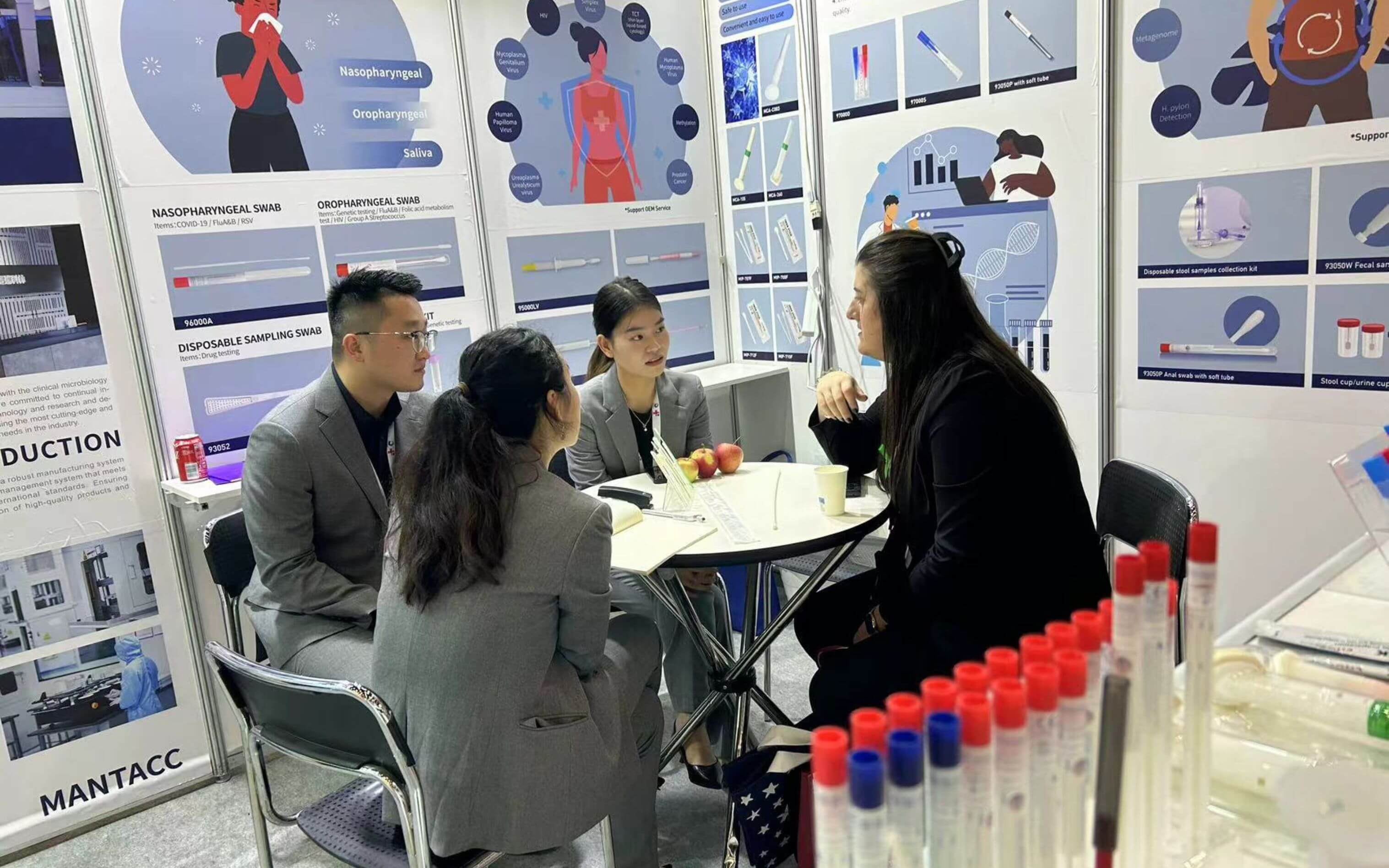 麦瑞科林销售团队与客户一起讨论问题并提出解决方案