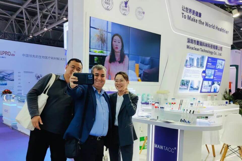 麦瑞科林工作人员与展会客户合影留念