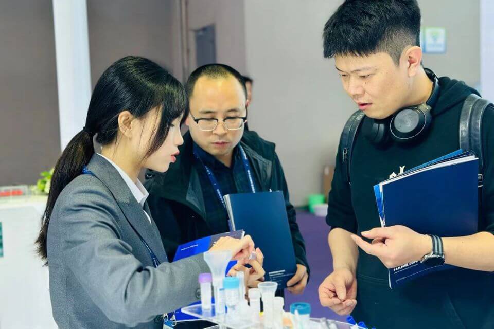 麦瑞科林工作人员接待展会客户