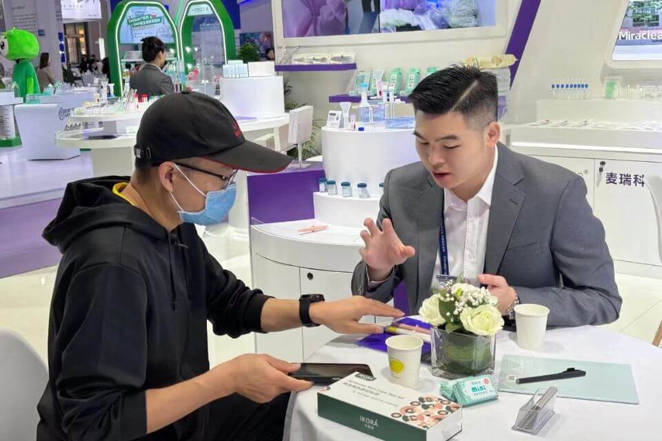 麦瑞科林工作人员给客户详细介绍产品