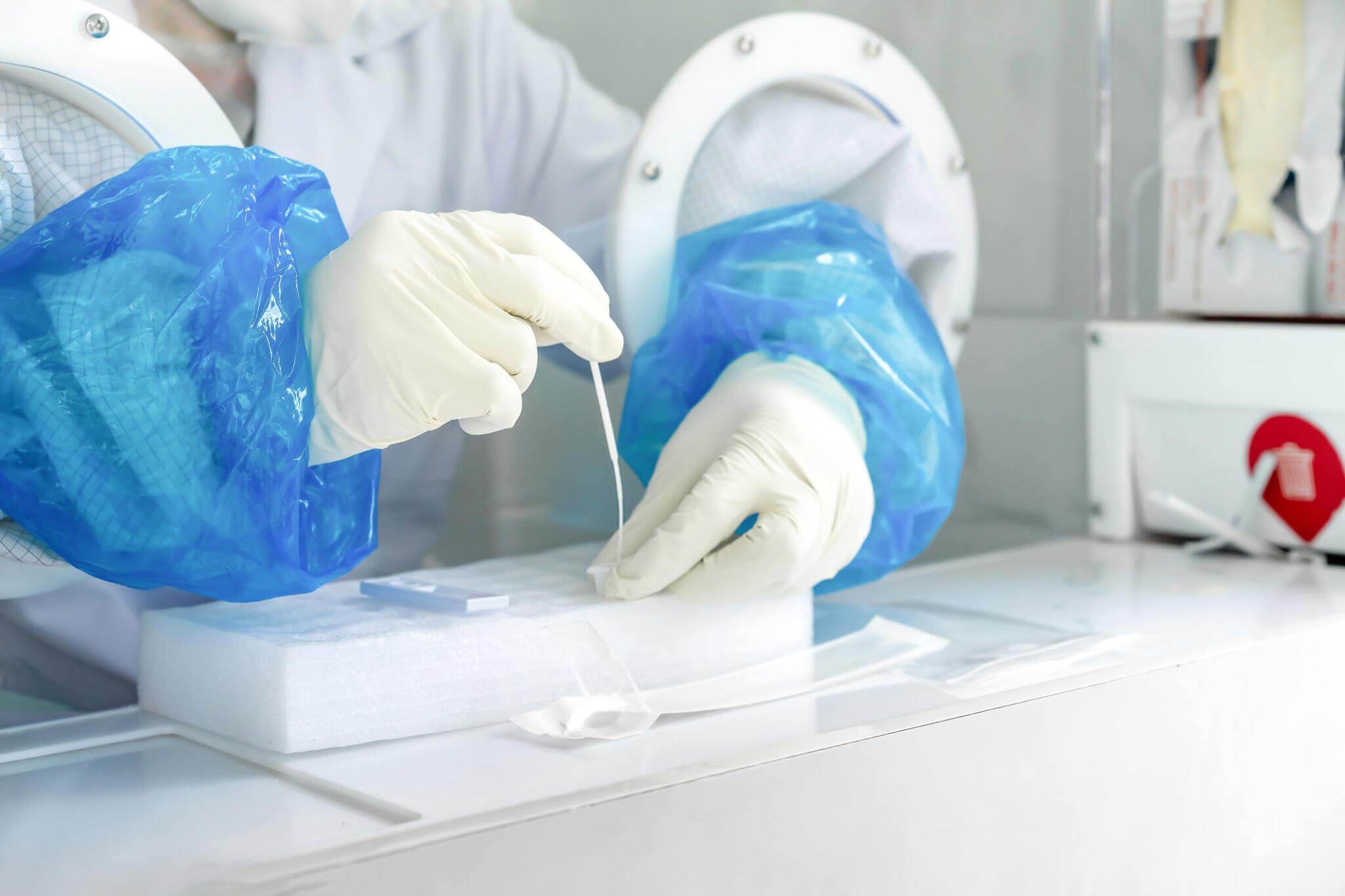 画面近距离呈现了一名亚洲医护人员在负压室内进行新冠病毒(COVID-19)检测时所佩戴的橡胶手套。这种特殊的工作环境对于有效防控病毒传播、确保医护人员乃至社区整体的安全至关重要。 画面近距离呈现了一名亚洲医护人员在负压室内进行新冠病毒(COVID-19)检测时所佩戴的橡胶手套。这种特殊的工作环境对于有效防控病毒传播、确保医护人员乃至社区整体的安全至关重要。