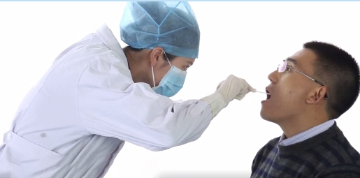 一名医护人员正在给用户采集咽喉部位样本.jpg